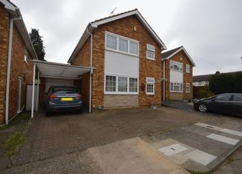 Detached house For Sale in Luton