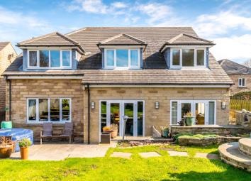 Detached house For Sale in Elland