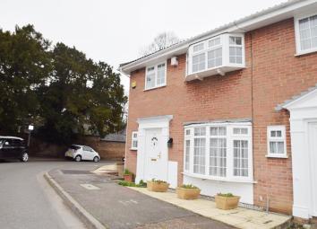 End terrace house To Rent in Uxbridge