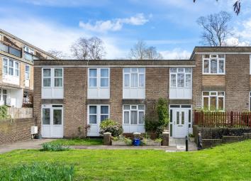 Detached house For Sale in Sutton