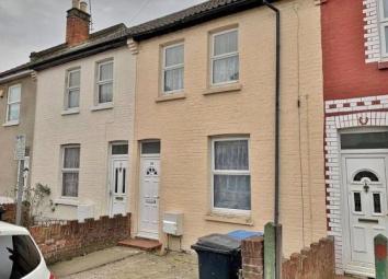 Terraced house To Rent in Woking