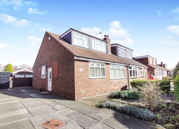 Semi-detached bungalow For Sale in Warrington