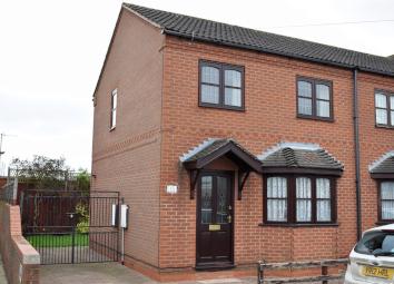 Semi-detached house To Rent in Brigg
