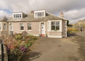 Semi-detached bungalow For Sale in Edinburgh