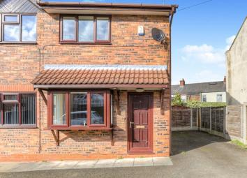 Semi-detached house To Rent in Hyde