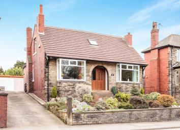 Detached bungalow For Sale in Dewsbury