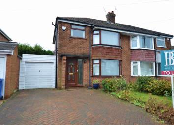 Semi-detached house To Rent in Cheadle