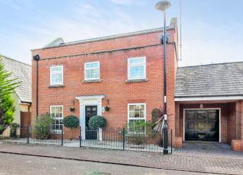 Detached house For Sale in Hook