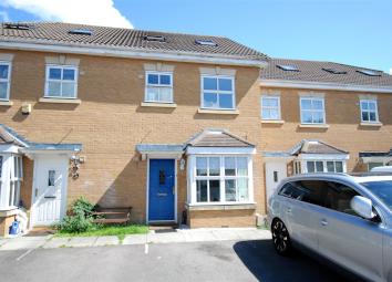 Terraced house For Sale in Slough