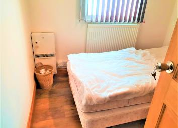 Semi-detached house To Rent in Feltham