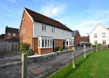 Semi-detached house For Sale in Horley
