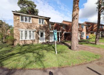 Detached house For Sale in Ascot