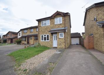 Detached house To Rent in Luton