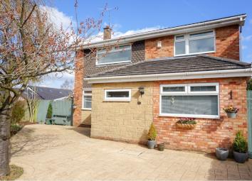Detached house For Sale in Cheadle
