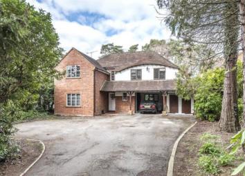 Detached house For Sale in Ascot