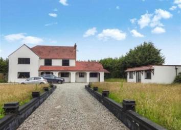 Detached house For Sale in Waltham Abbey