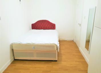 Semi-detached house To Rent in Feltham