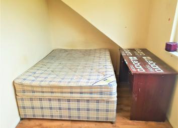 Semi-detached house To Rent in Feltham