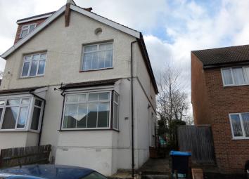 Semi-detached house To Rent in Caterham
