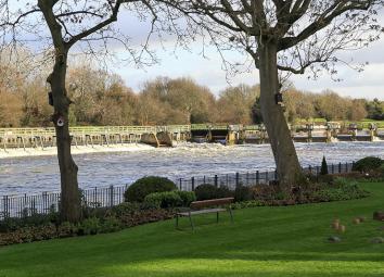 Flat To Rent in Teddington