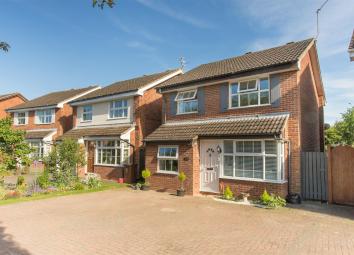 Detached house For Sale in Aylesbury