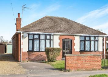 Detached bungalow For Sale in Milton Keynes