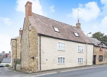 Semi-detached house For Sale in Faringdon