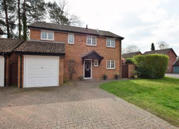 Detached house For Sale in Farnborough