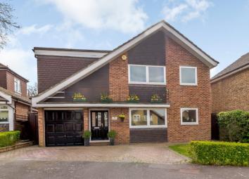 Detached house For Sale in Chertsey