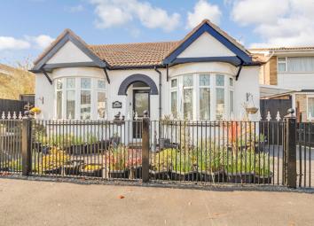 Detached bungalow For Sale in Southend-on-Sea