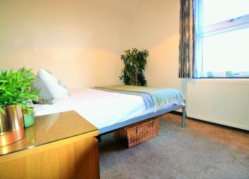 Semi-detached house To Rent in Reading