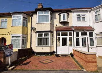 Terraced house For Sale in Ilford