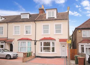 Semi-detached house To Rent in Sutton