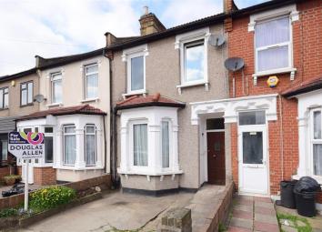 Terraced house For Sale in Ilford