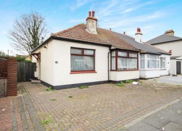 Semi-detached bungalow For Sale in Southend-on-Sea