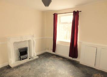 End terrace house To Rent in Oldham