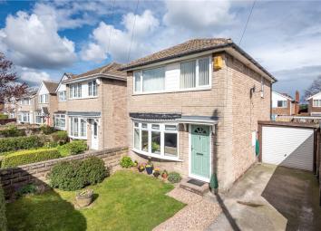 Detached house For Sale in Dewsbury