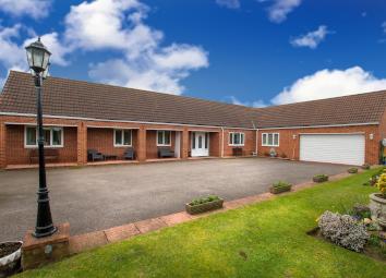 Detached bungalow For Sale in Worksop