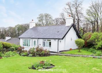 Detached bungalow For Sale in Denbigh