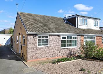 Semi-detached bungalow For Sale in Wakefield