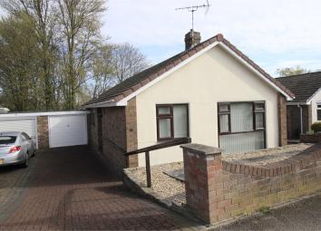 Detached bungalow For Sale in Sheffield