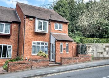 End terrace house For Sale in Warwick