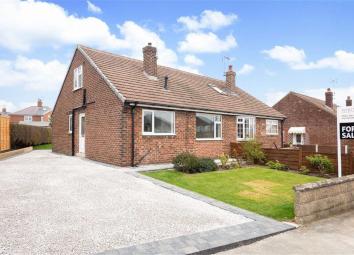 Semi-detached bungalow For Sale in Harrogate