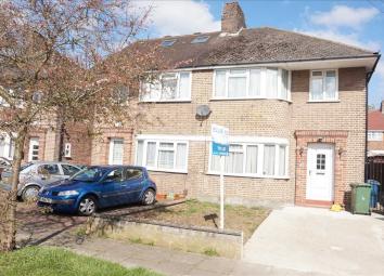 Semi-detached house To Rent in Edgware