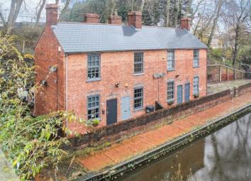 Terraced house For Sale in Tipton