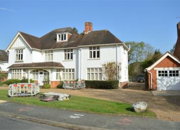 Flat To Rent in Weybridge