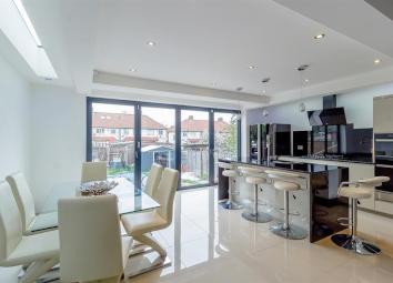 Detached house For Sale in Worcester Park