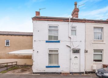 End terrace house To Rent in Wakefield