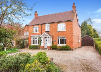 Detached house For Sale in Alcester