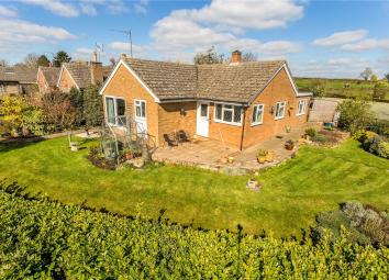 Detached bungalow For Sale in Banbury
